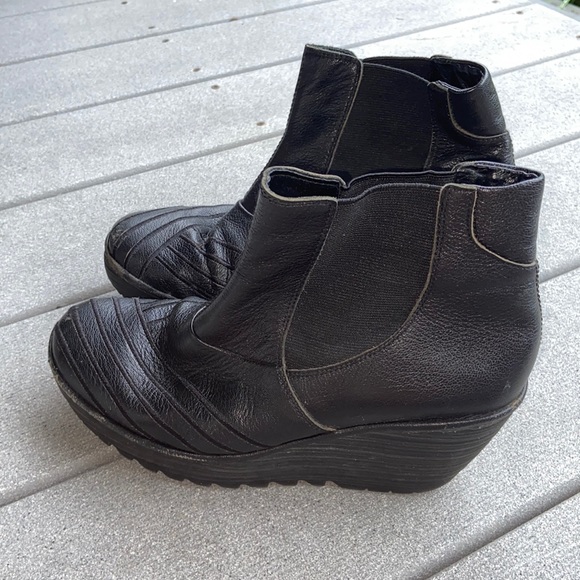 Fly London Black Yave Leather Ankle Chelsea Boot - Picture 1 of 5